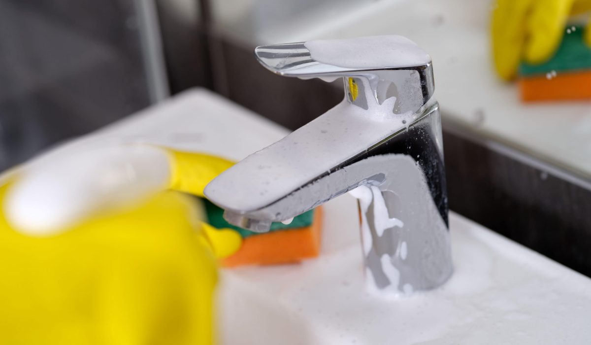 Amiad cleaning faucet limescale Shutterstock_2175774863-min החלפת צנרת בבית מחיר